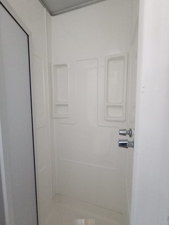 Interior de ducha en unidad sanitaria