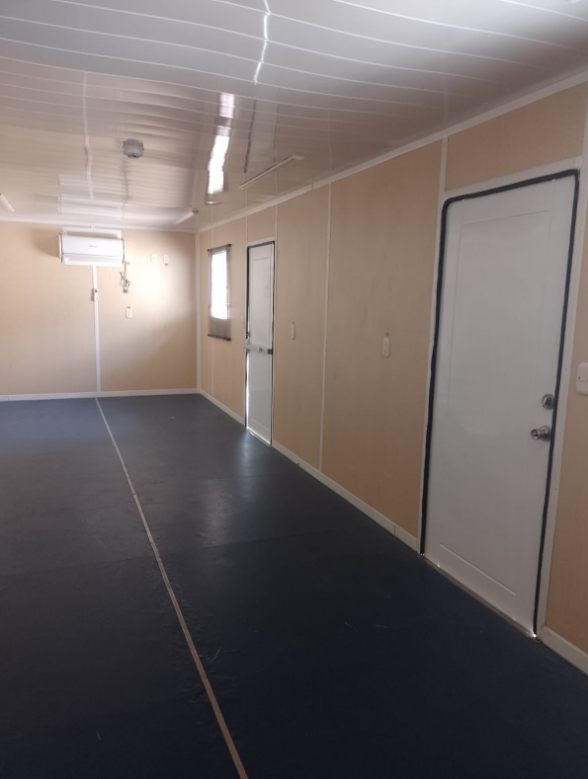 Interior de unidad modular con pasillo